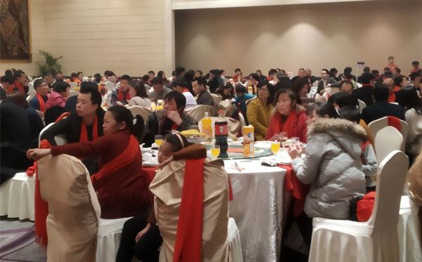 回望2018年，大家都在聆聽休閑家具廠鄭總講話。