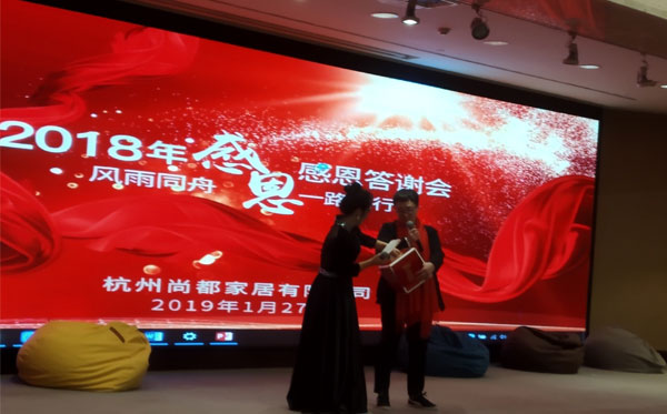 抽獎環(huán)節(jié)，主持人現(xiàn)場抽起幸運兒。