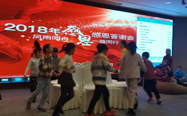 休閑家具廠親子小朋友參與游戲環(huán)節(jié)，大家爭先恐后。
