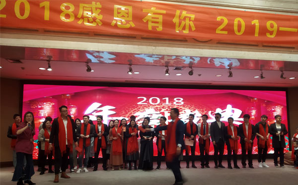 節(jié)目參演人員大合影，紅包再一波走起。